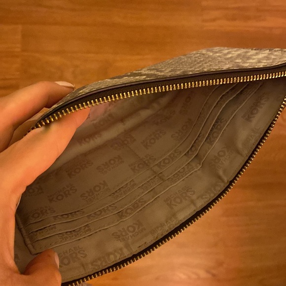 Michael Kors handbag ✨ includes FREE MK wristlet - Picture 12 of 12